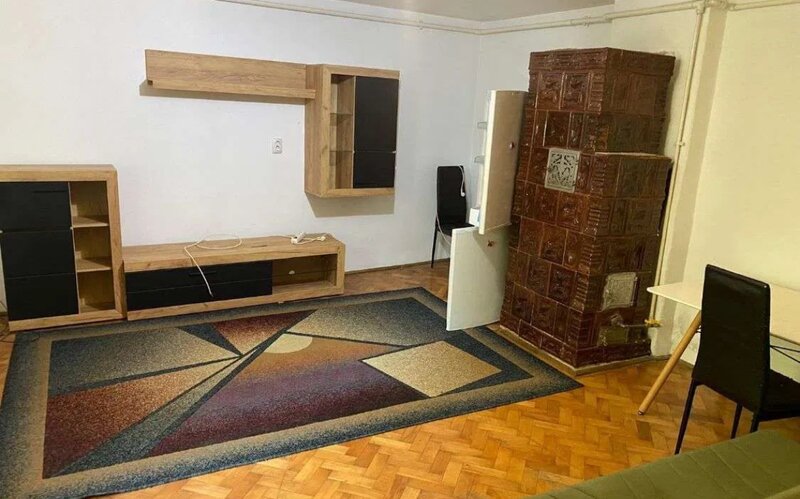 Casa cu 2 camere, curte comuna cu vecini civilizati