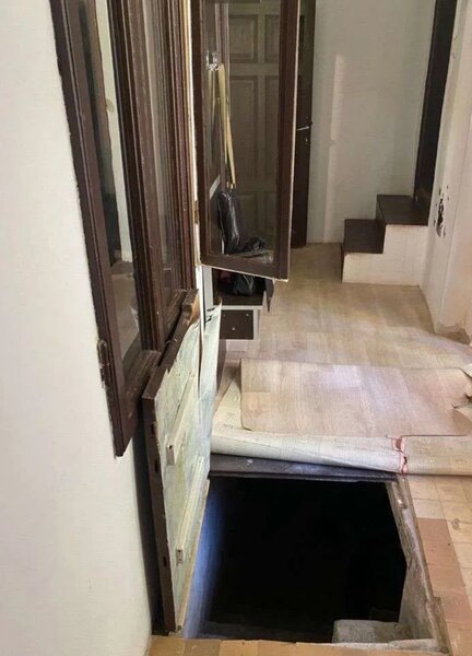 Casa cu 2 camere, curte comuna cu vecini civilizati