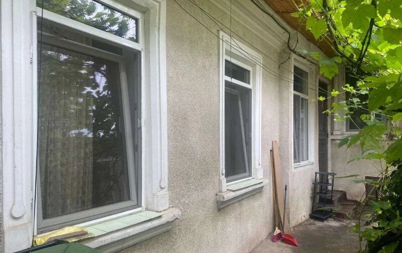 Casa cu 2 camere, curte comuna cu vecini civilizati