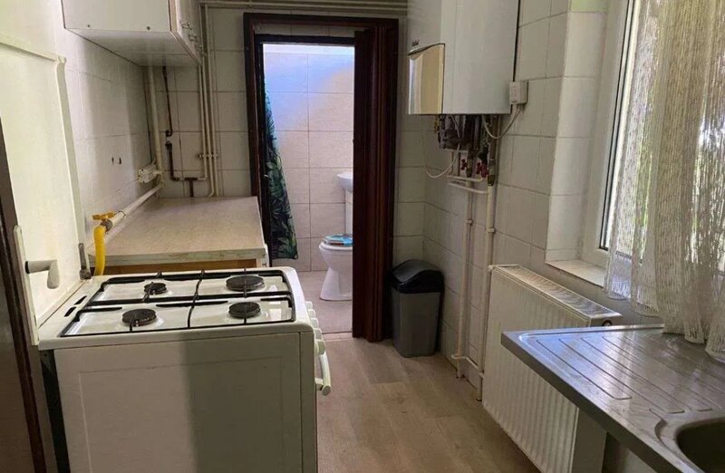 Casa cu 2 camere, curte comuna cu vecini civilizati