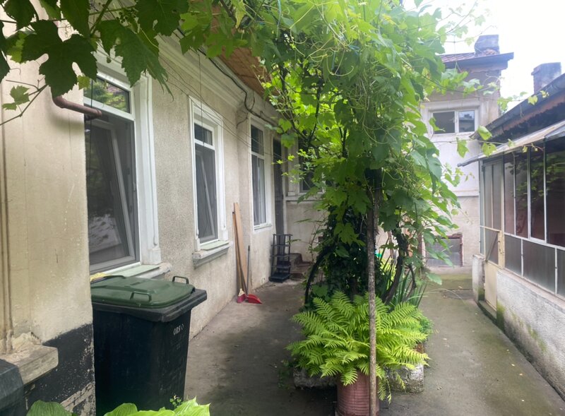 Casa cu 2 camere, curte comuna cu vecini civilizati