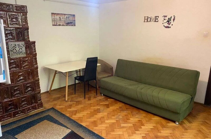 Casa cu 2 camere, curte comuna cu vecini civilizati