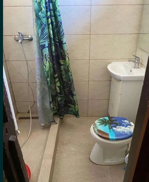 Casa cu 2 camere, curte comuna cu vecini civilizati