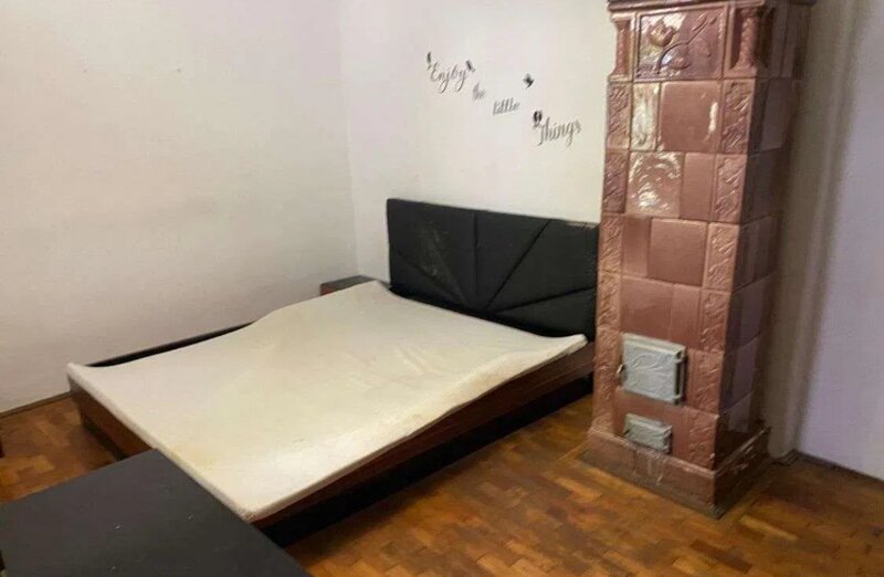 Casa cu 2 camere, curte comuna cu vecini civilizati