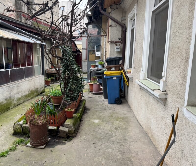 Casa cu 2 camere, curte comuna cu vecini civilizati