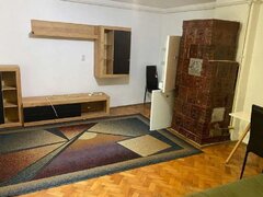 Casa cu 2 camere, curte comuna cu vecini civilizati